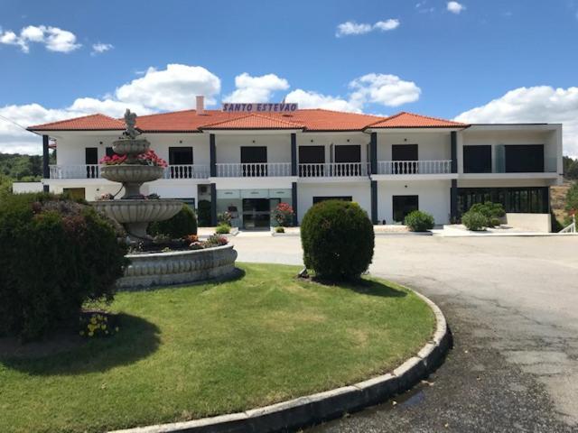 Restaurante Residencial Pizzaria S. Estevao Агиар да Бейра Екстериор снимка